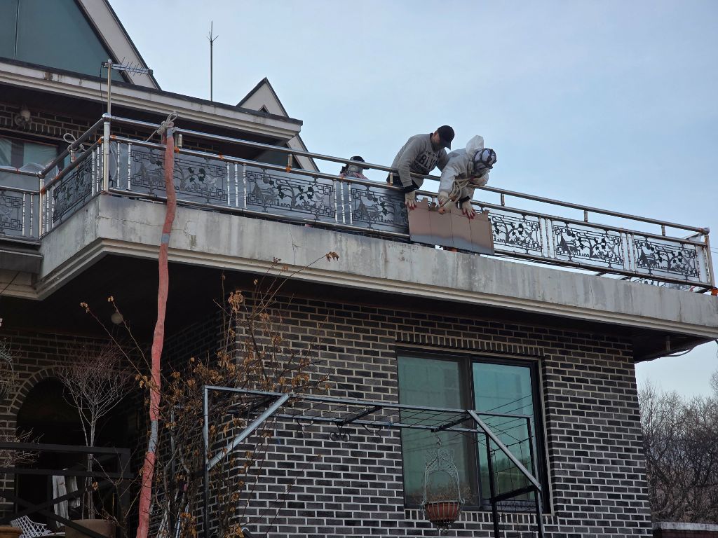 옥상으로 호스 연결 장면