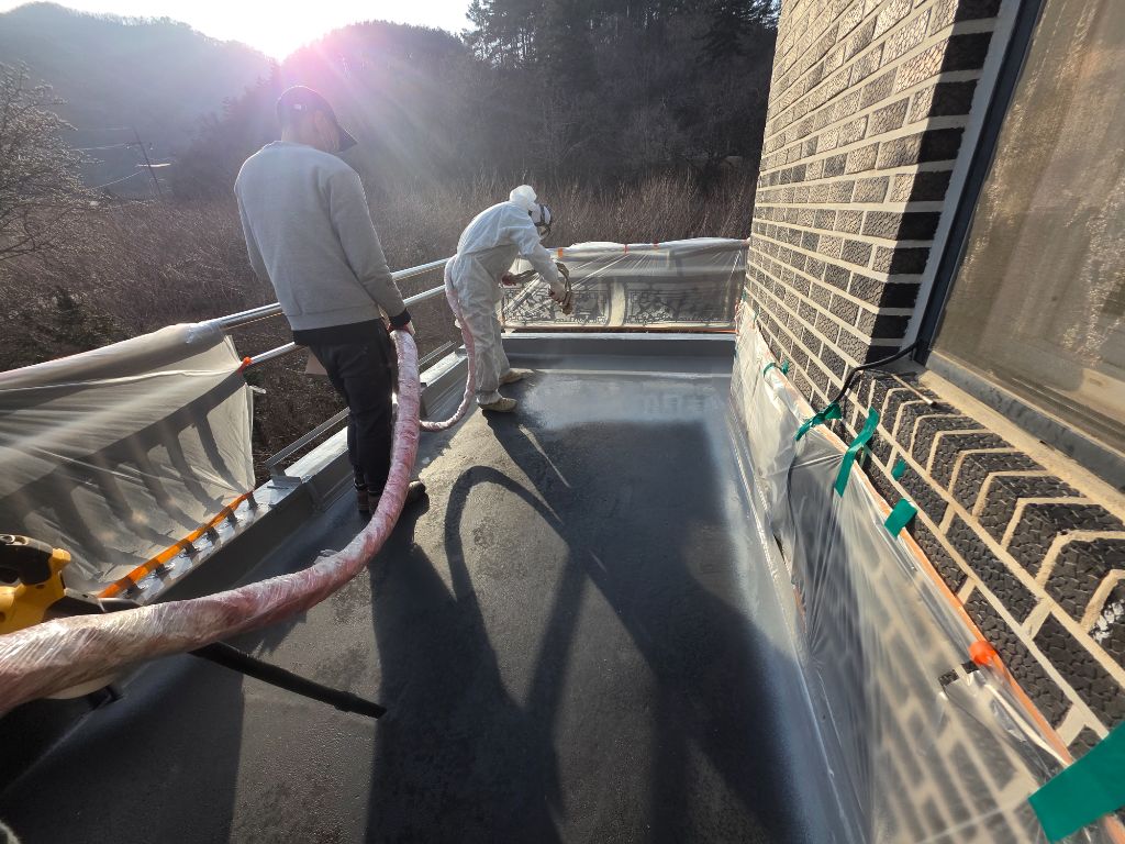 폴리우레아 2인 팀 작업 — 호스 관리와 스프레이 도포