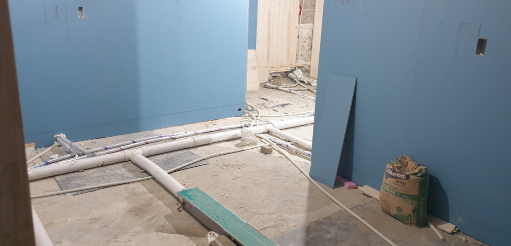 배관 설비 완료된 바닥